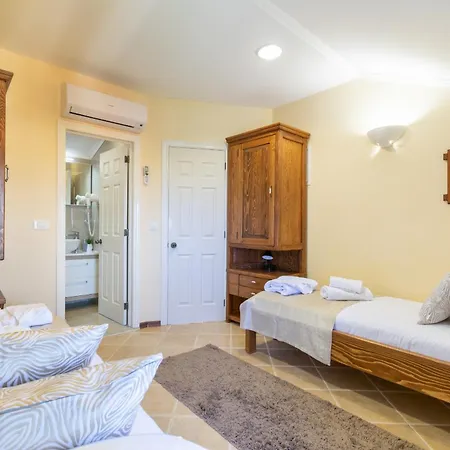 فيلة Sara With Pool, Whirlpool And Sea View *